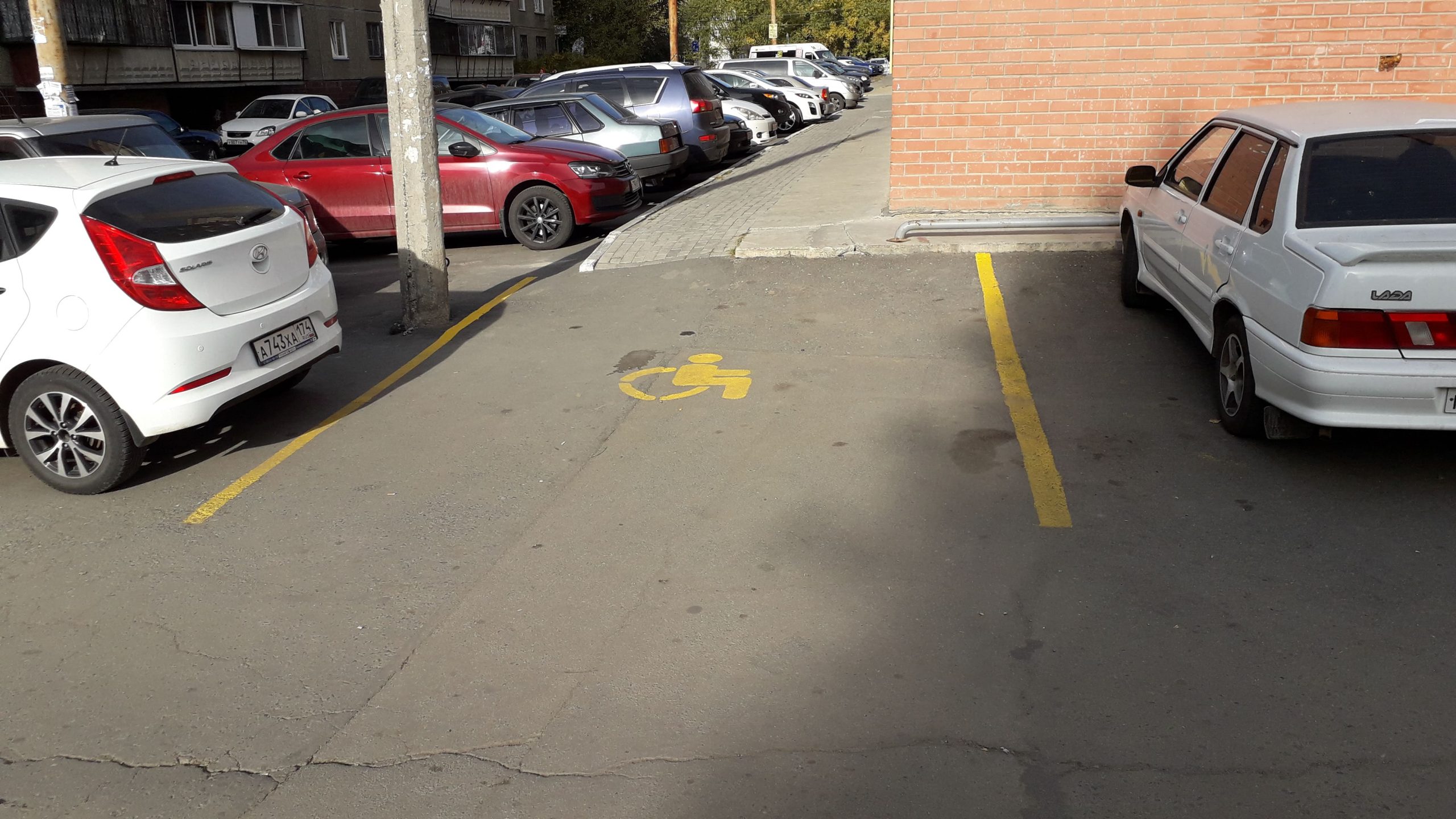 Разметка места парковки для инвалидов у входа в помещение